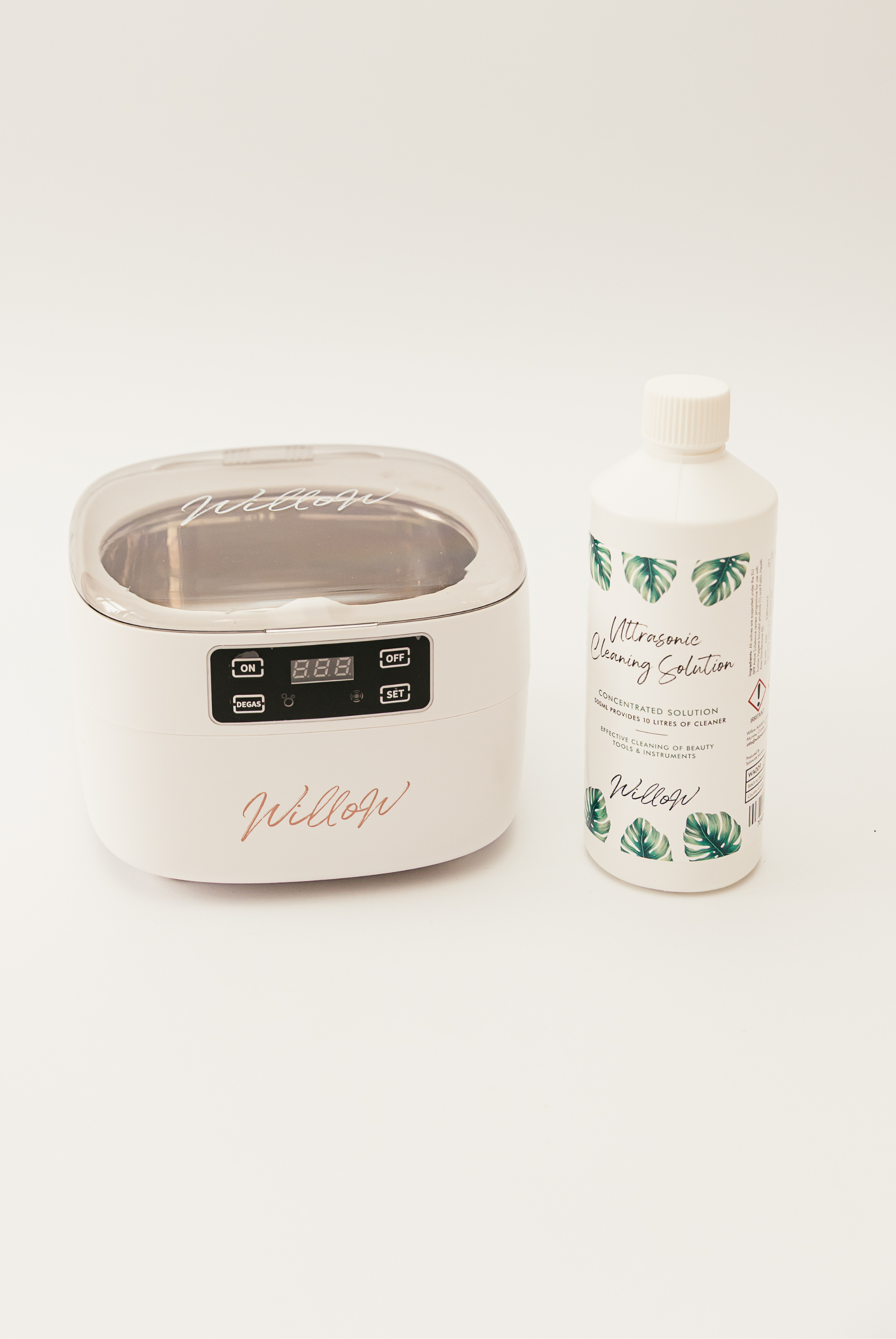 White ultrasonic cleaning machine with cleaning solution